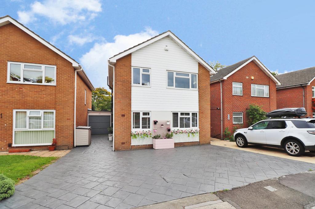 Oakham Drive, Bromley 4 bed detached house £2,600 pcm (£600 pw)