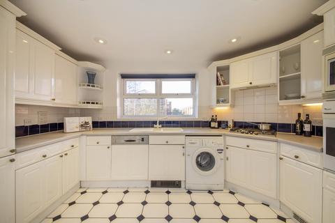 2 bedroom apartment to rent, Lisle Close, SW17