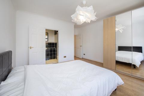 2 bedroom apartment to rent, Lisle Close, SW17