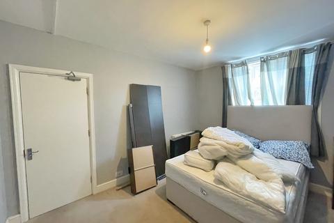 1 bedroom in a house share to rent, Brighton Road,  South Croydon, CR2