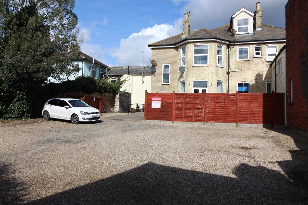 2830 HIGH STREET, BRIGHTLINGSEA, COLCHESTER, ESSEX CO7 1 bed flat £