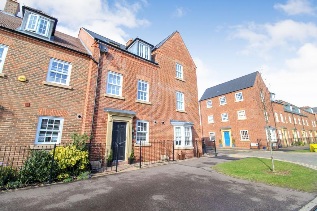 Greenkeepers Road, Great Denham, Bedford 3 bed terraced house £1,300