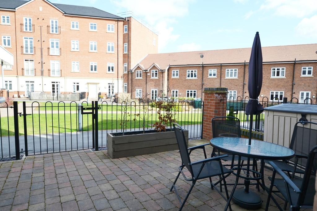 Sissinghurst Court, Main Street, Dickens Heath 2 bed apartment £230,000