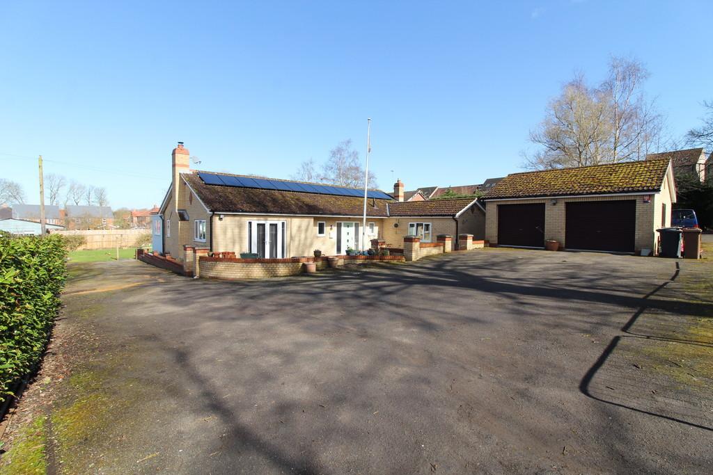 Station Road, Kirton Lindsey 3 bed detached bungalow £375,000