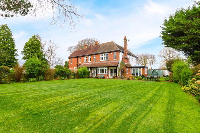 Searchwood Road, Warlingham 4 bed link detached house £925,000