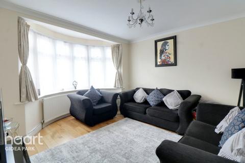 153 Stanley Avenue, Romford, RM2 5DB
