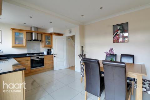 153 Stanley Avenue, Romford, RM2 5DB