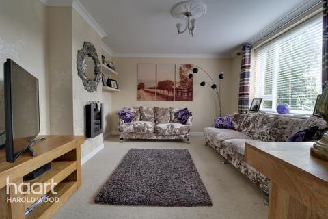 35 Priory Grove, Romford, RM3 9AS
