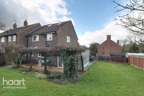 35 Priory Grove, Romford, RM3 9AS