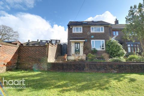 35 Priory Grove, Romford, RM3 9AS