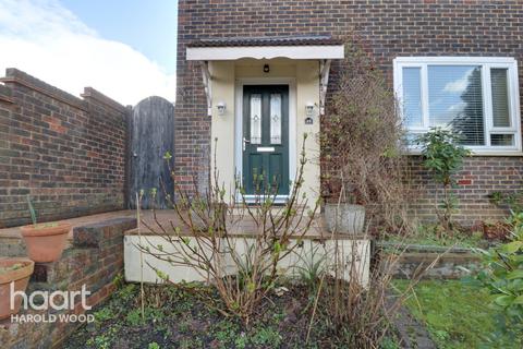 35 Priory Grove, Romford, RM3 9AS