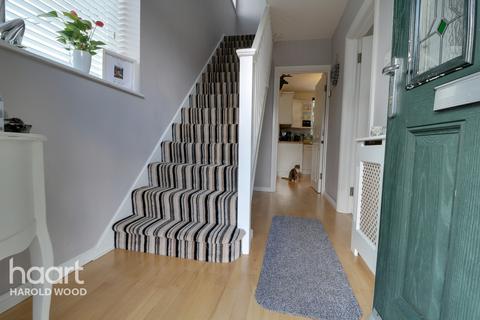 35 Priory Grove, Romford, RM3 9AS