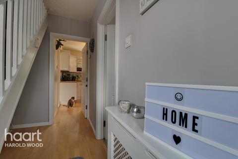 35 Priory Grove, Romford, RM3 9AS