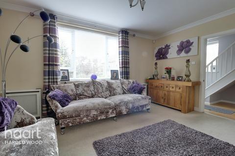35 Priory Grove, Romford, RM3 9AS