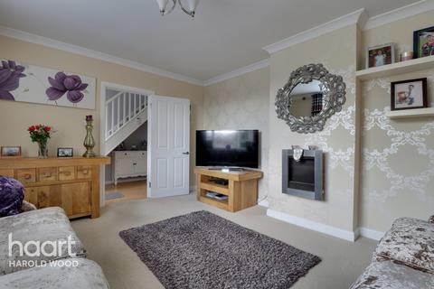 35 Priory Grove, Romford, RM3 9AS