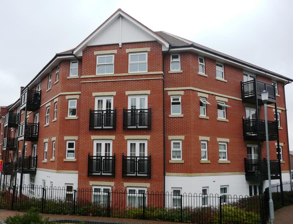 Alexandra Road, Aldershot GU11 2 bed flat £900 pcm (£208 pw)