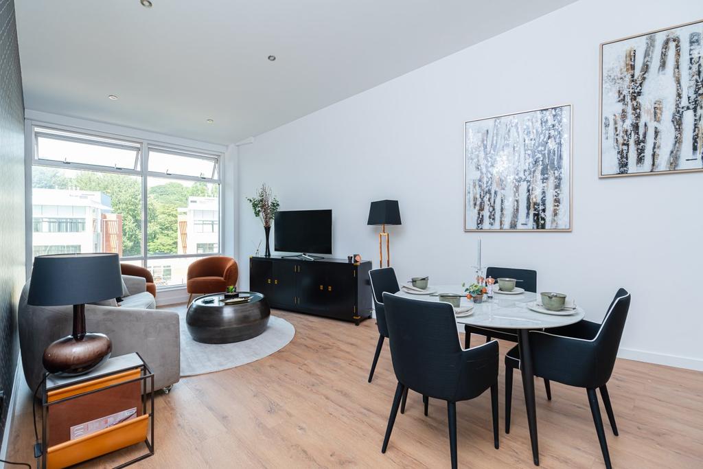Missenden House, Chalfont Park, Chalfont St Peter 2 bed flat £1,200