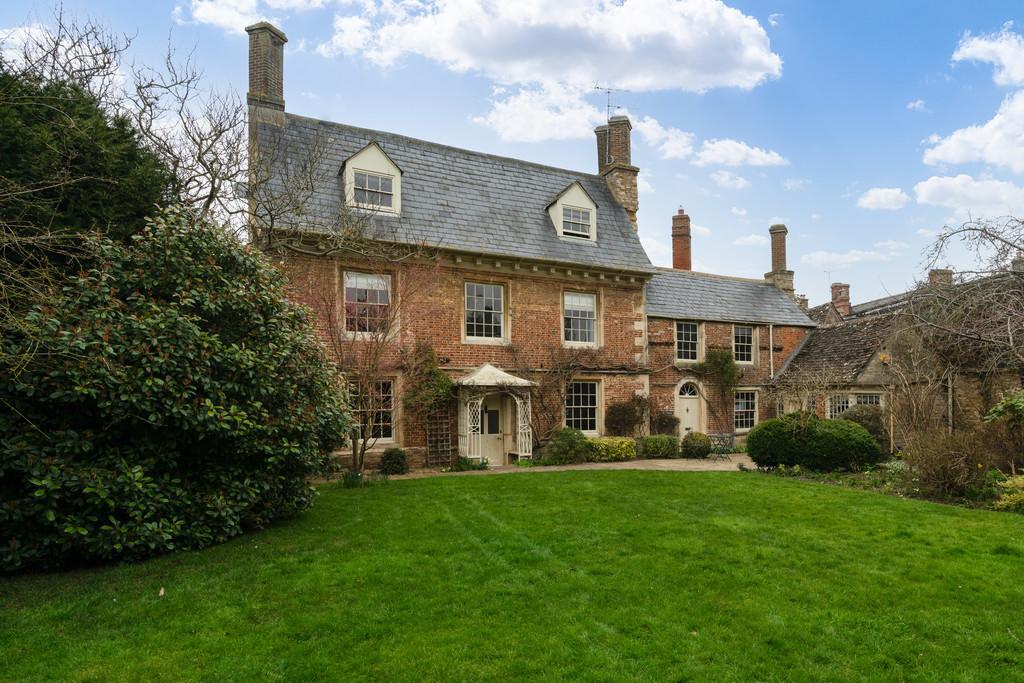 Market Square, Lechlade 6 bed townhouse £9,000 pcm (£2,077 pw)