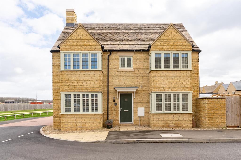 Varsity Close, MoretonInMarsh... 3 bed semidetached house £339,950