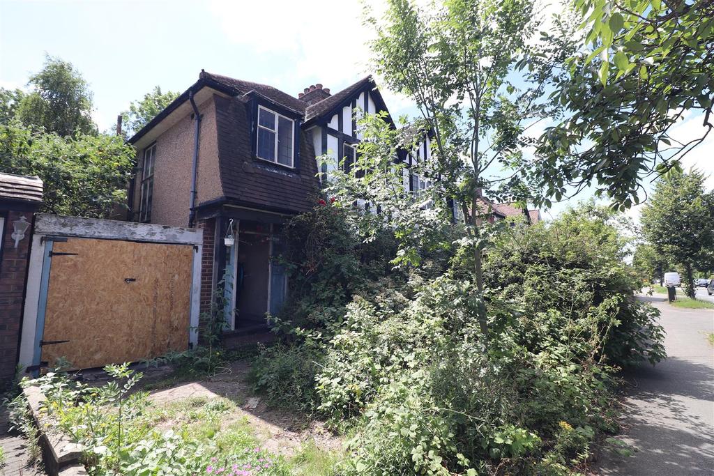 Parkside Way, North Harrow 3 bed semidetached house £500,000