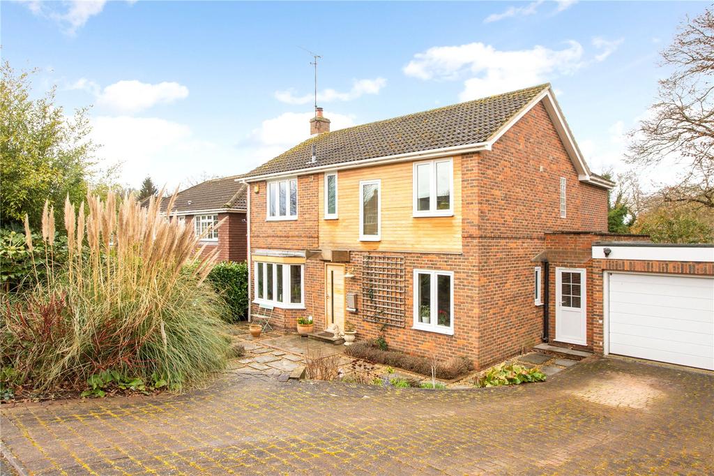 Bramble Rise, Cobham, Surrey, KT11 4 bed detached house - £1,100,000