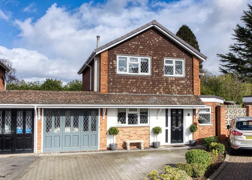 7, Uplands Drive, Wombourne... 3 bed link detached house £320,000