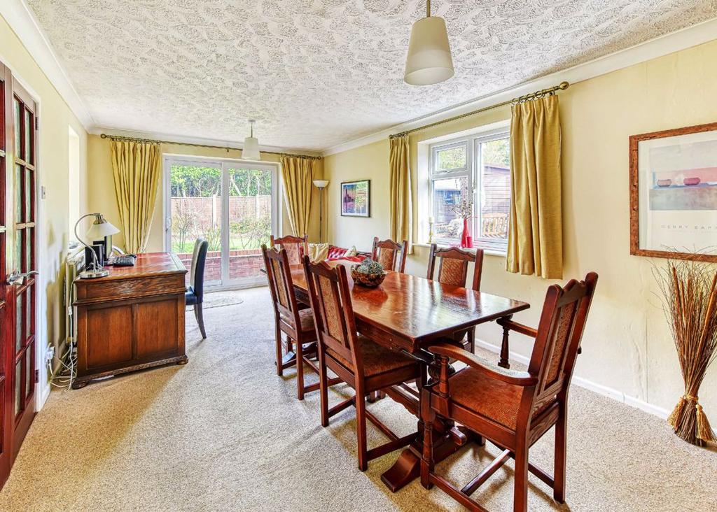 7, Uplands Drive, Wombourne... 3 bed link detached house £320,000