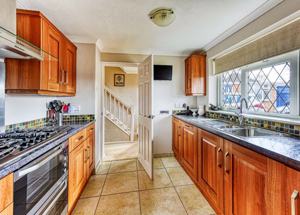 7, Uplands Drive, Wombourne... 3 bed link detached house £320,000