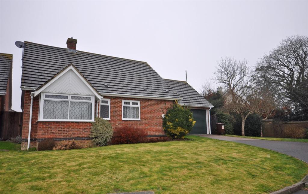Sandbanks Gardens, Hailsham 3 bed detached bungalow £370,000