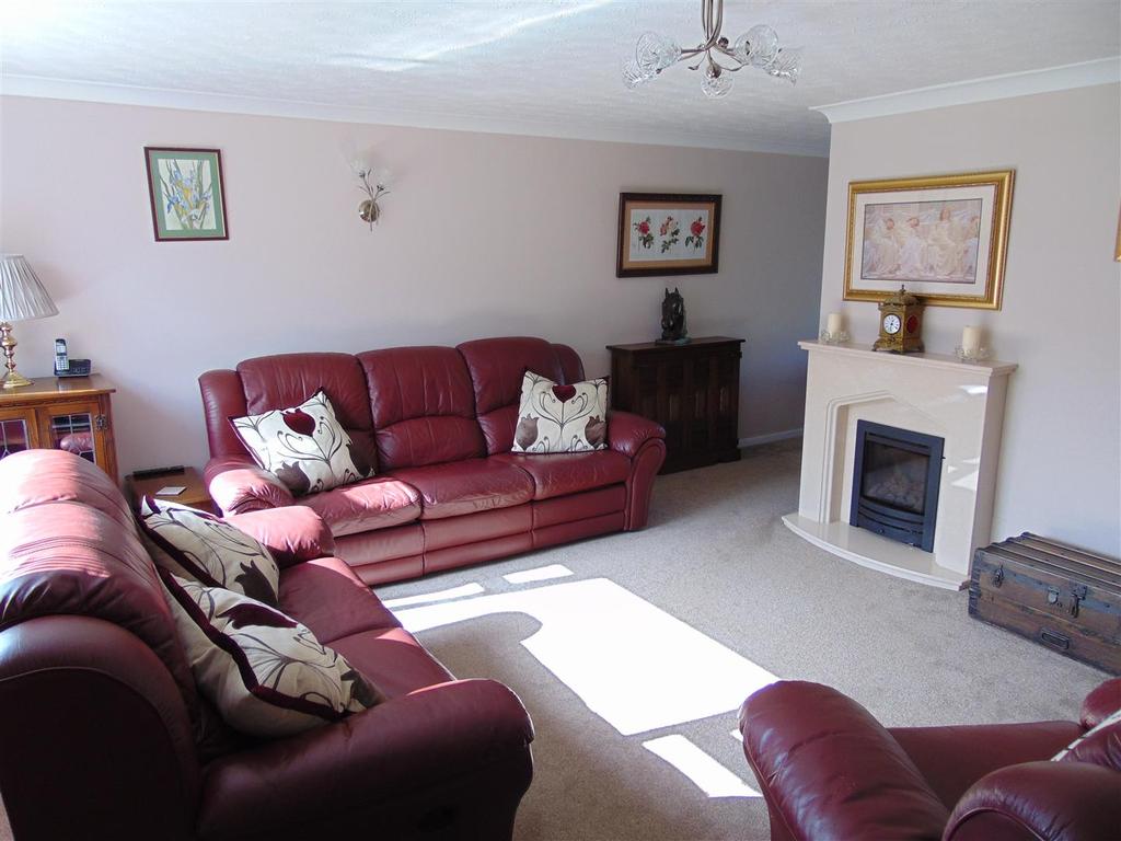 Leigh Close, Walsall 3 bed link detached house £269,950