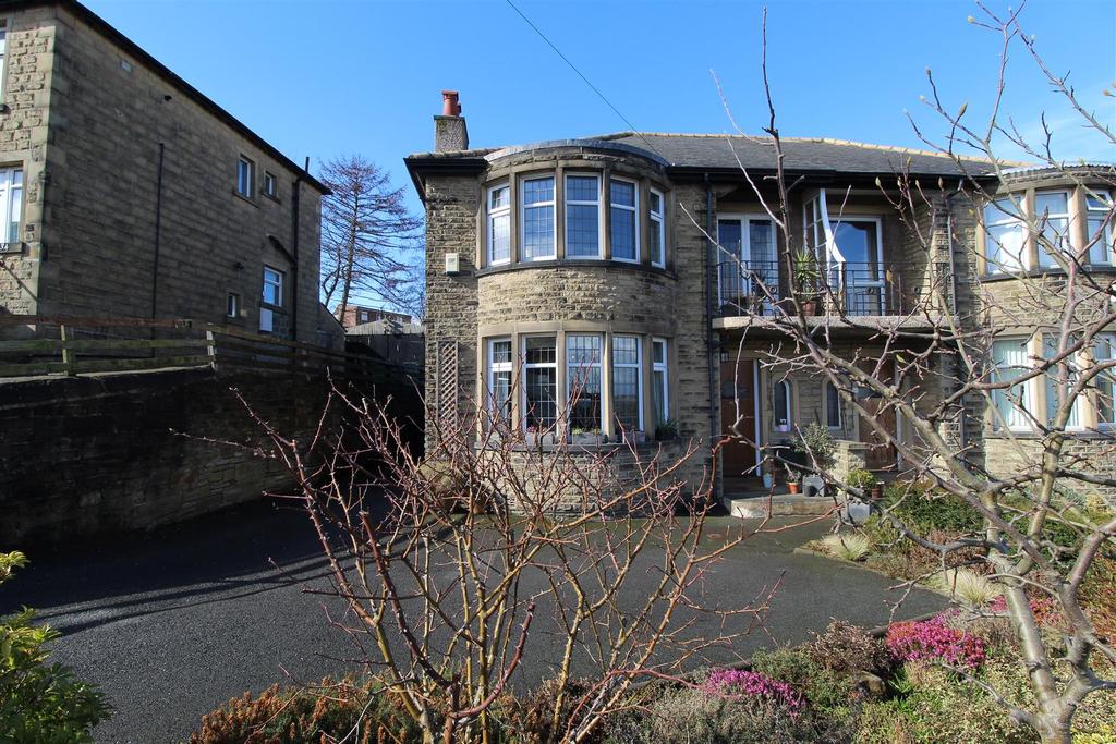 Bank End Lane, Almondbury, Huddersfield, HD5 8ES 3 bed semidetached