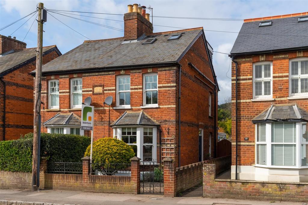 Holtspur Lane, Wooburn Green 3 bed semidetached house £440,000