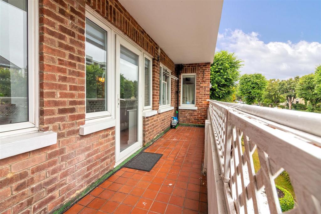 Eaton Gardens, Hove 3 bed flat £385,000