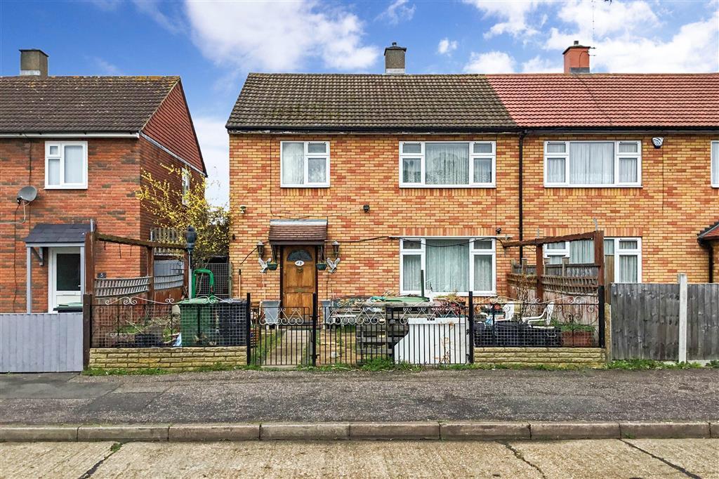 Roydon Close, Loughton, Essex 3 bed semidetached house £475,000