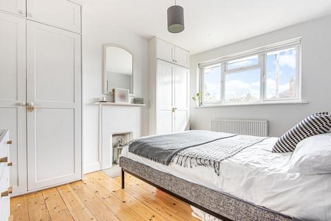 4 Bramdean Crescent, London, SE12 0NS