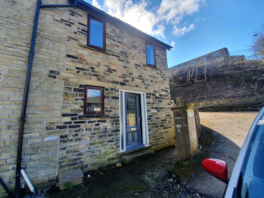 Storr Hill, Wyke, Bradford BD12 2 bed terraced house £425 pcm (£98 pw)