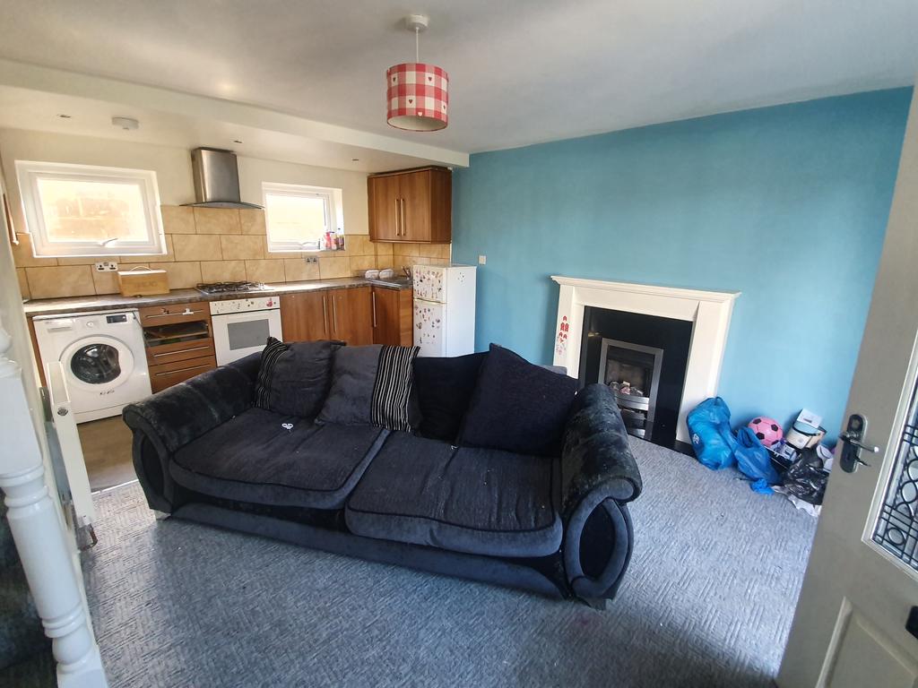 Storr Hill, Wyke, Bradford BD12 2 bed terraced house £425 pcm (£98 pw)
