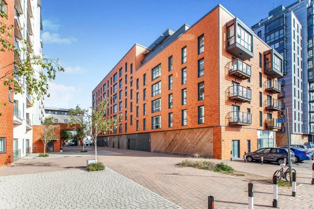 Railway Terrace, Slough, Berkshire, SL2 5FQ 2 bed flat £180,000