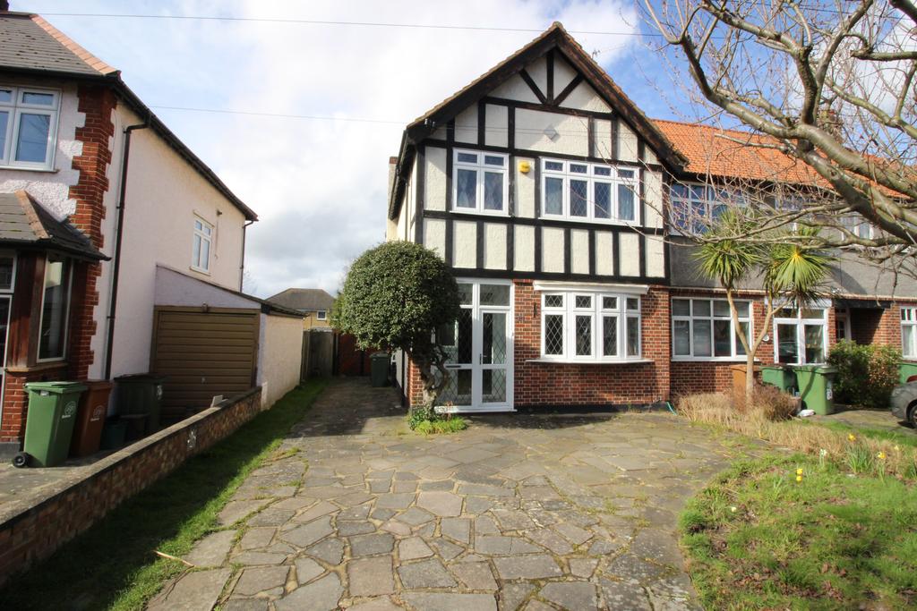 caldbeck Avenue, Worcester Park KT4 3 bed end of terrace house £1,850