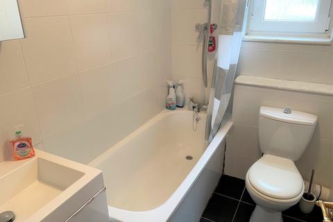 52, Victoria House Durham Avenue, Romford, RM2 6JL
