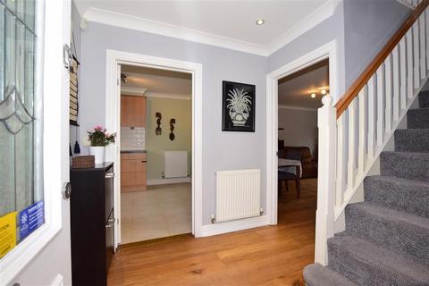 2 Limes Close, Leatherhead, KT22 7EJ