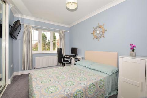 2 Limes Close, Leatherhead, KT22 7EJ