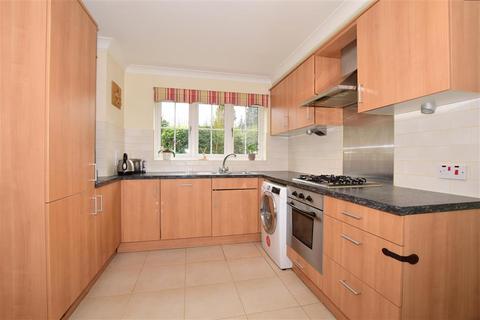 2 Limes Close, Leatherhead, KT22 7EJ