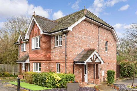 2 Limes Close, Leatherhead, KT22 7EJ