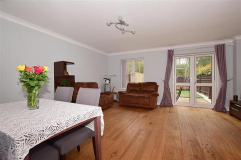 2 Limes Close, Leatherhead, KT22 7EJ