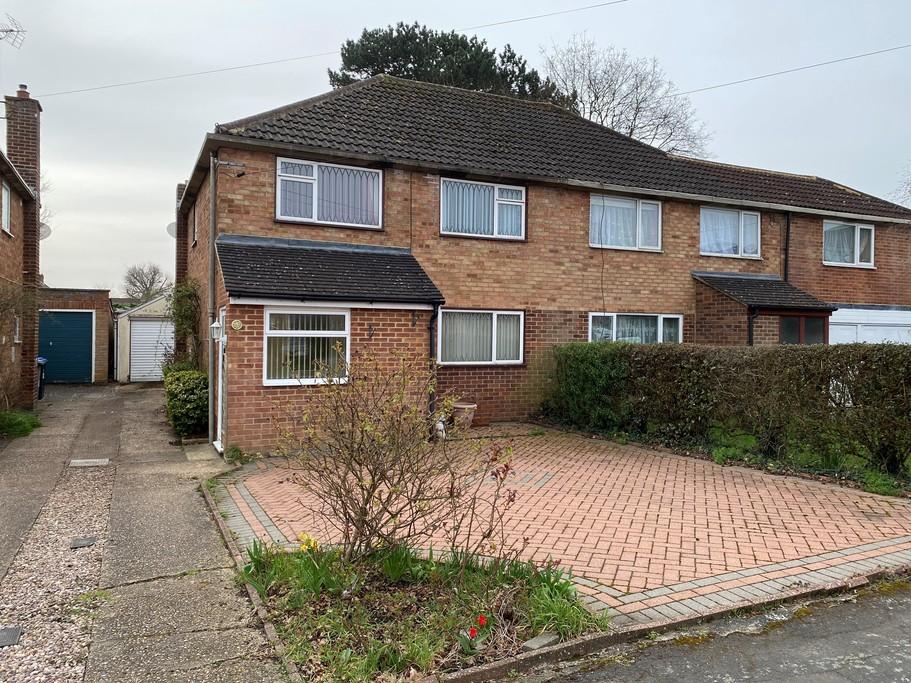 Ashleigh Avenue, Egham, TW20 3 bed semidetached house £400,000