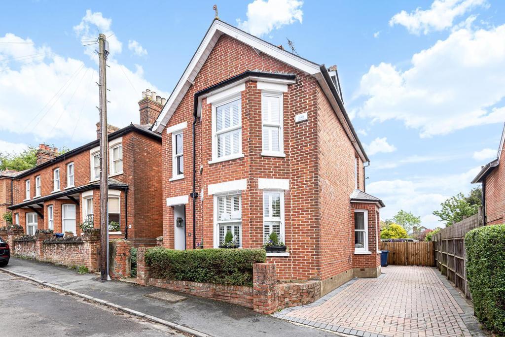 Park Road, Farnham, GU9 4 bed detached house £900,000