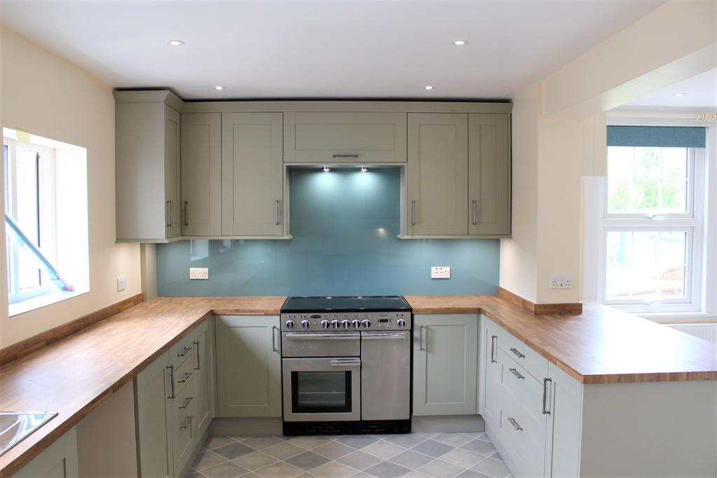 Writtle Road, Margaretting, Essex, CM4 4 bed detached house £3,493