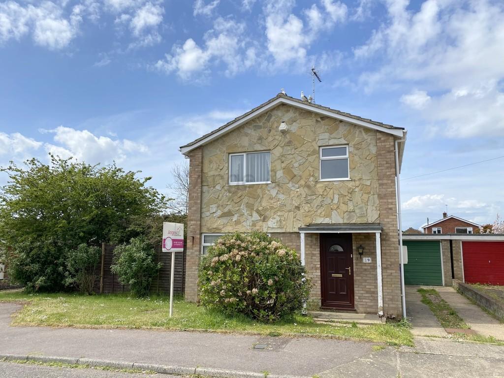 Chiltern Crescent, Oulton, Lowestoft 3 bed detached house £230,000