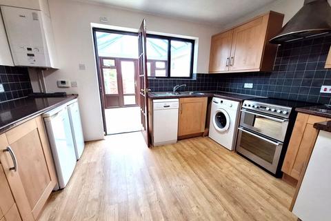 2 bedroom terraced house to rent, Luton Road, Toddington